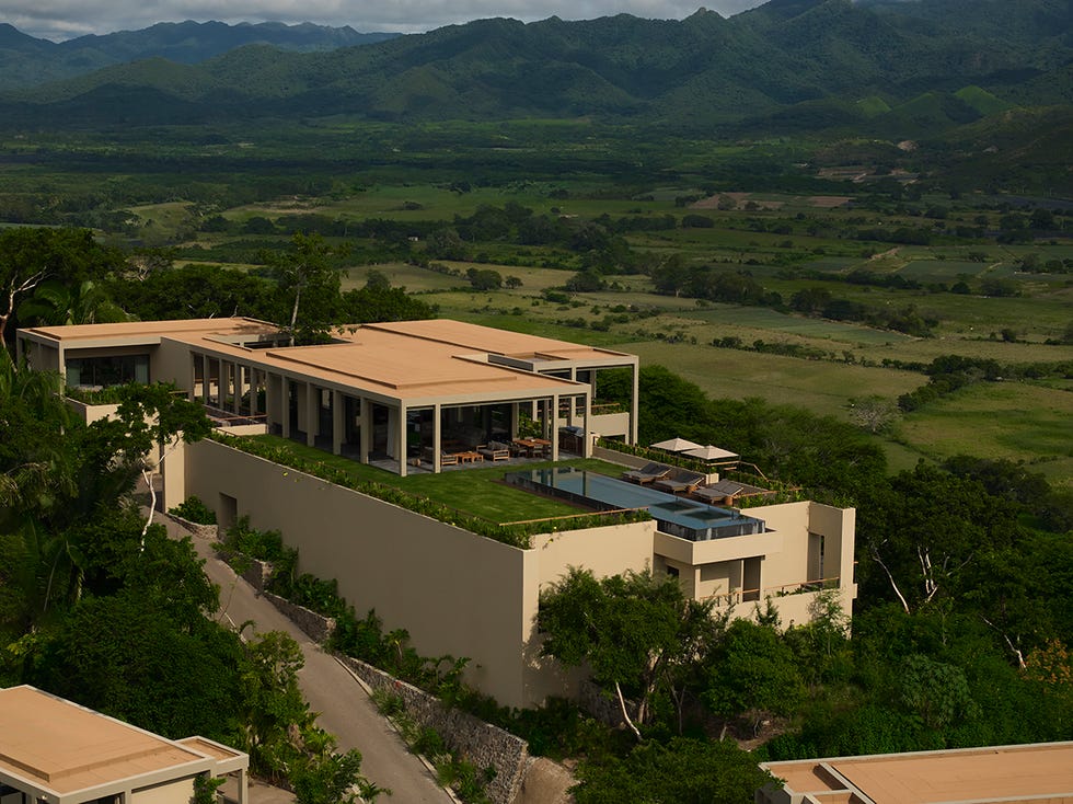 Rosewood Mandarina, backstory
