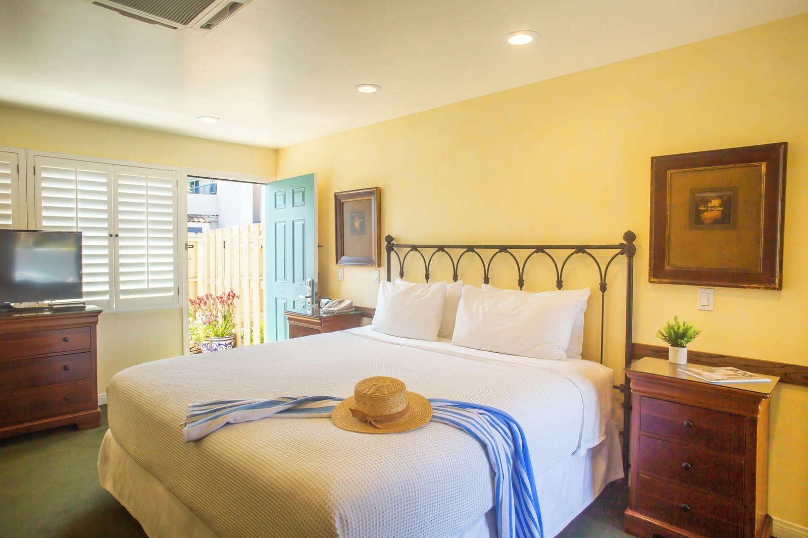 Castillo Inn at the Beach — rooms