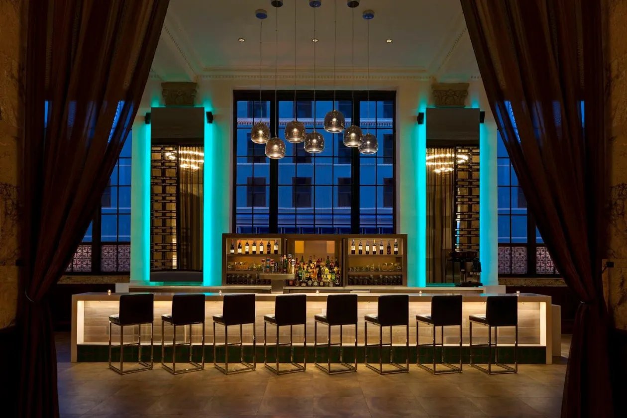Courtyard by Marriott San Diego Downtown — eat & drink