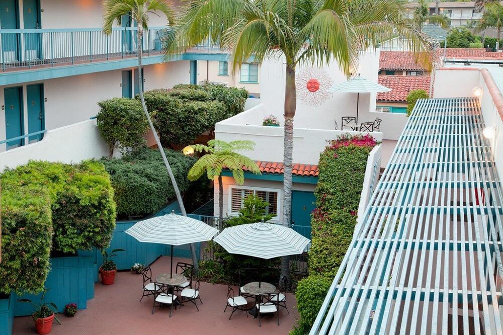 Beachside Inn — vibe