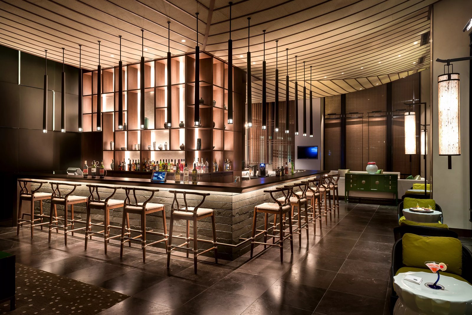 Pullman Kaifeng Jianye, at the table