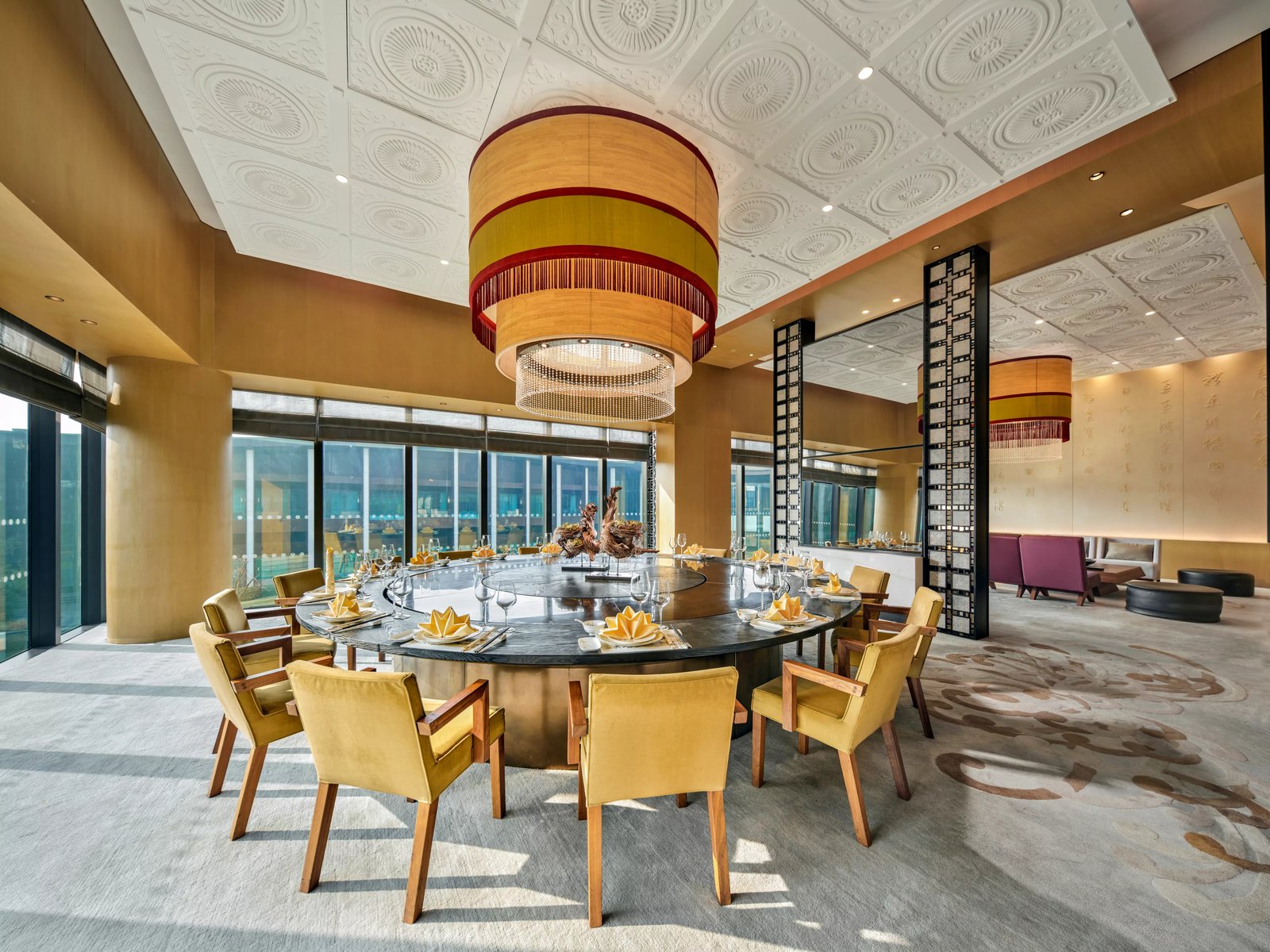 Pullman Kaifeng Jianye, at the table