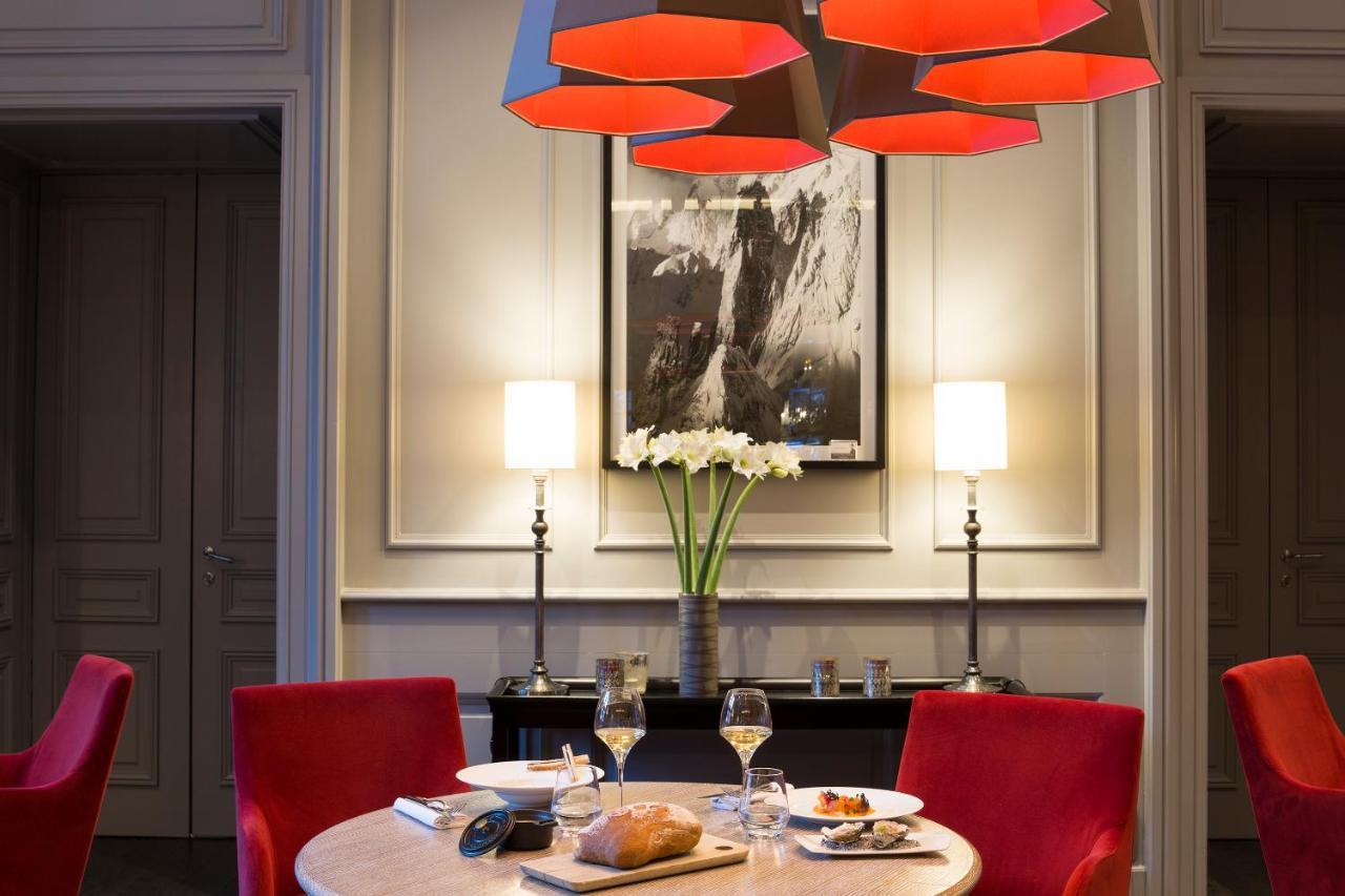 Hôtel Mont-Blanc, at the table
