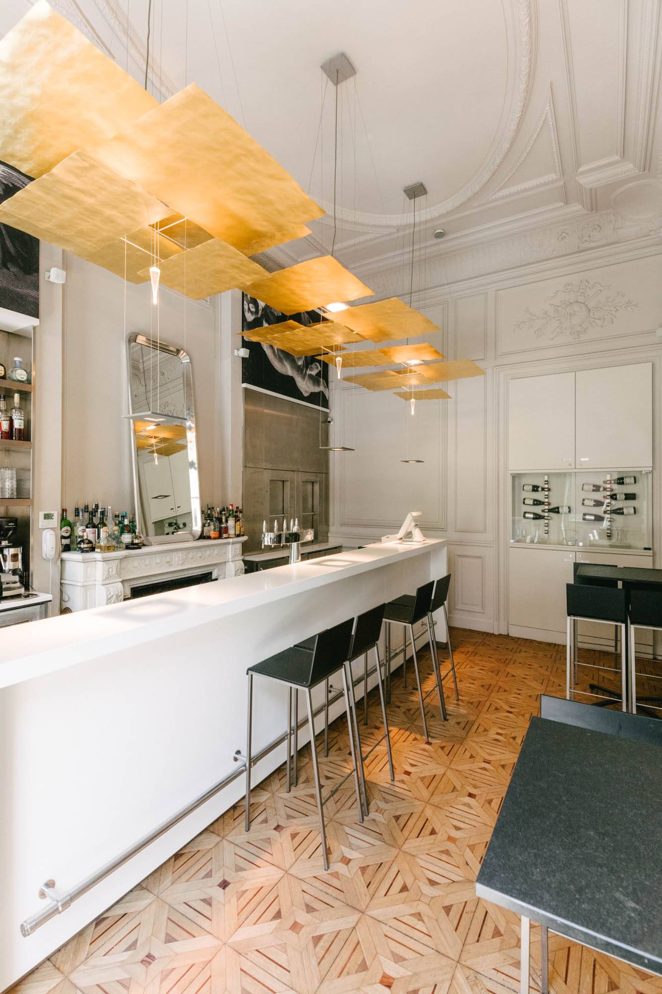 Hôtel C2, at the table