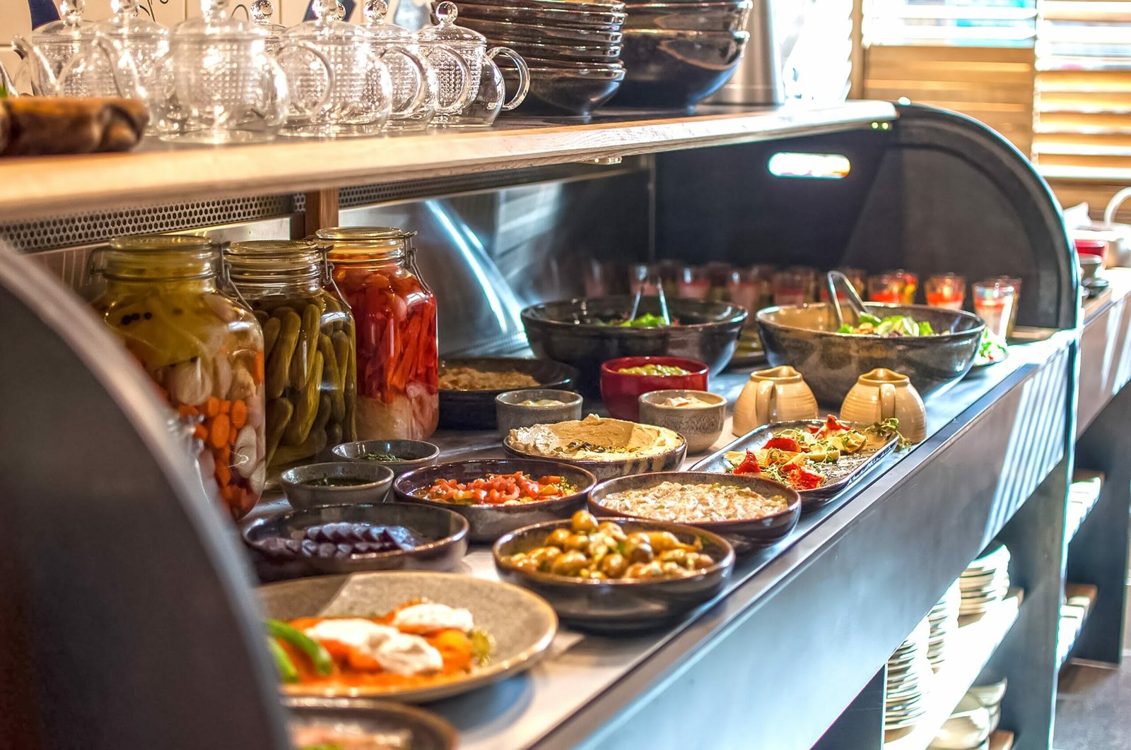 Bezalel Hotel, breakfast room & open-air patio