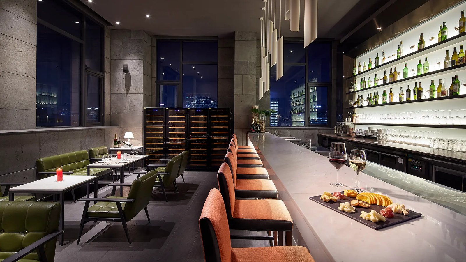 L7 Myeongdong Hotel, rooftop bar floating