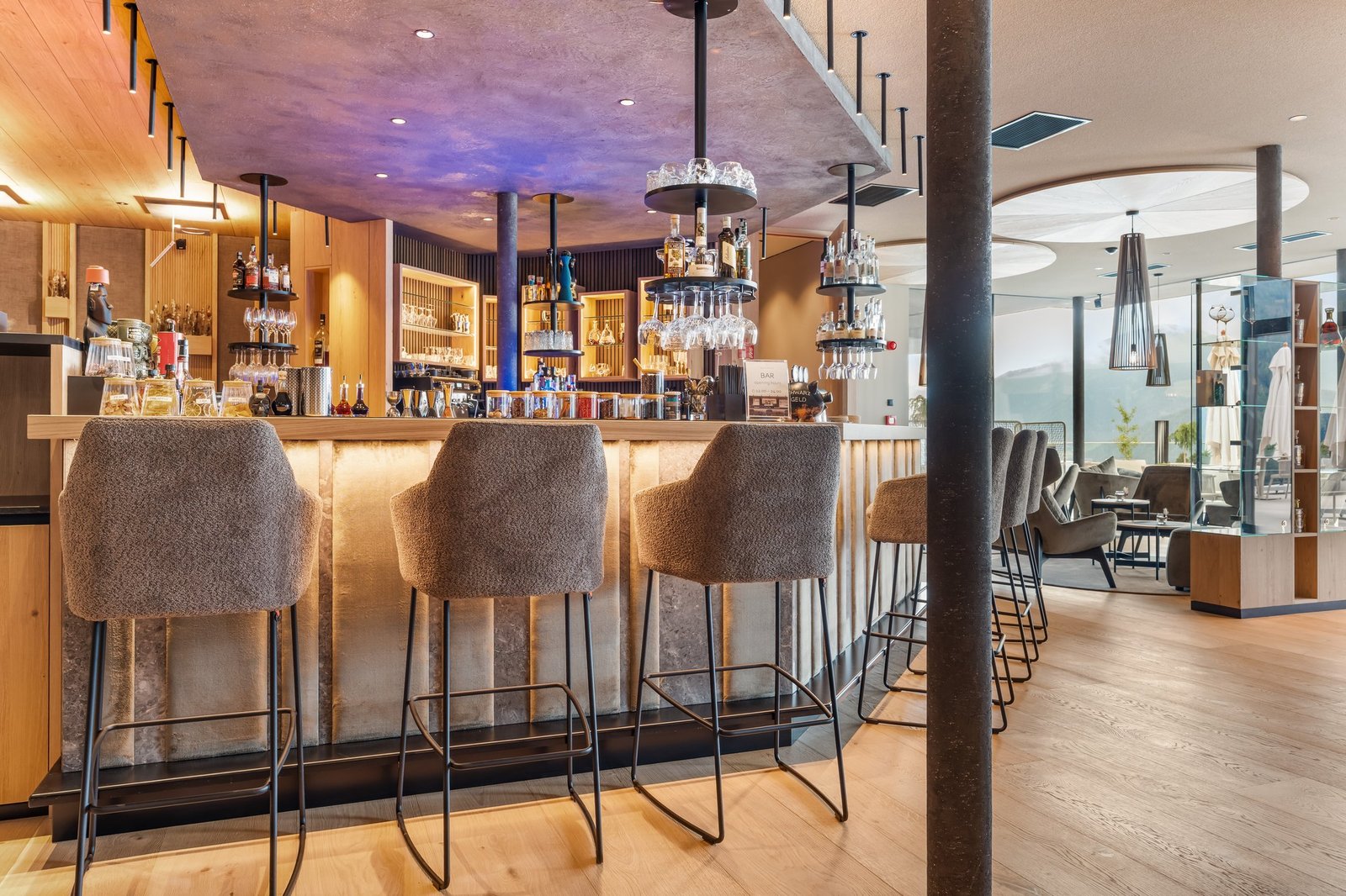 Hotel Hubertus, at the table