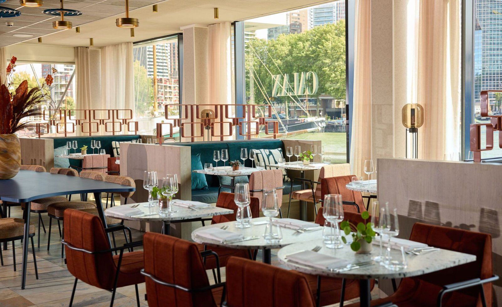 Haven Hotel Rotterdam, Curio Collection by Hilton, at the table
