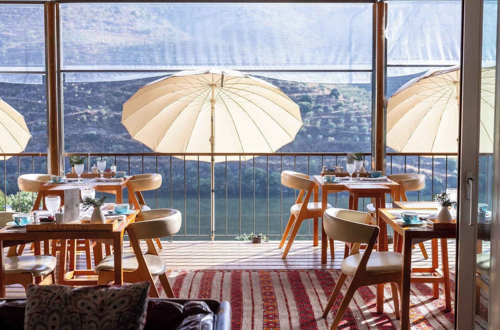 Casa do Rio, at the table