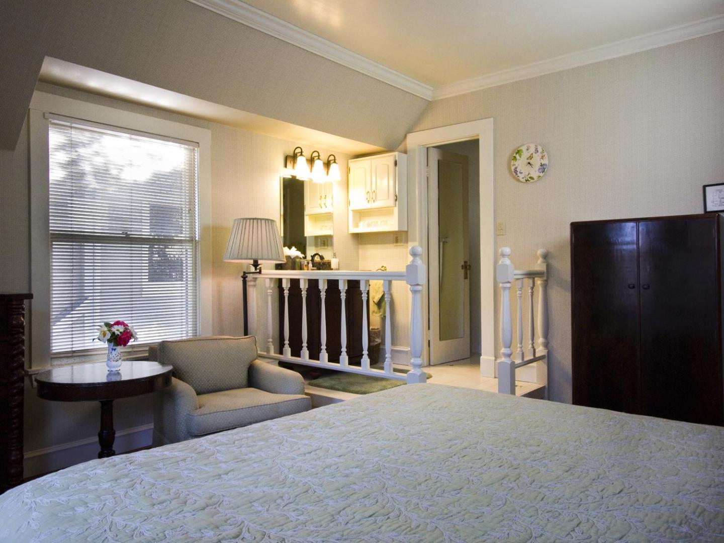 Cheshire Cat Inn & Cottages — rooms