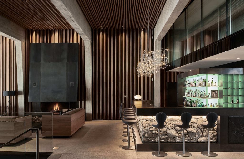 Chetzeron Hotel & Restaurant, bar & fireside lounge