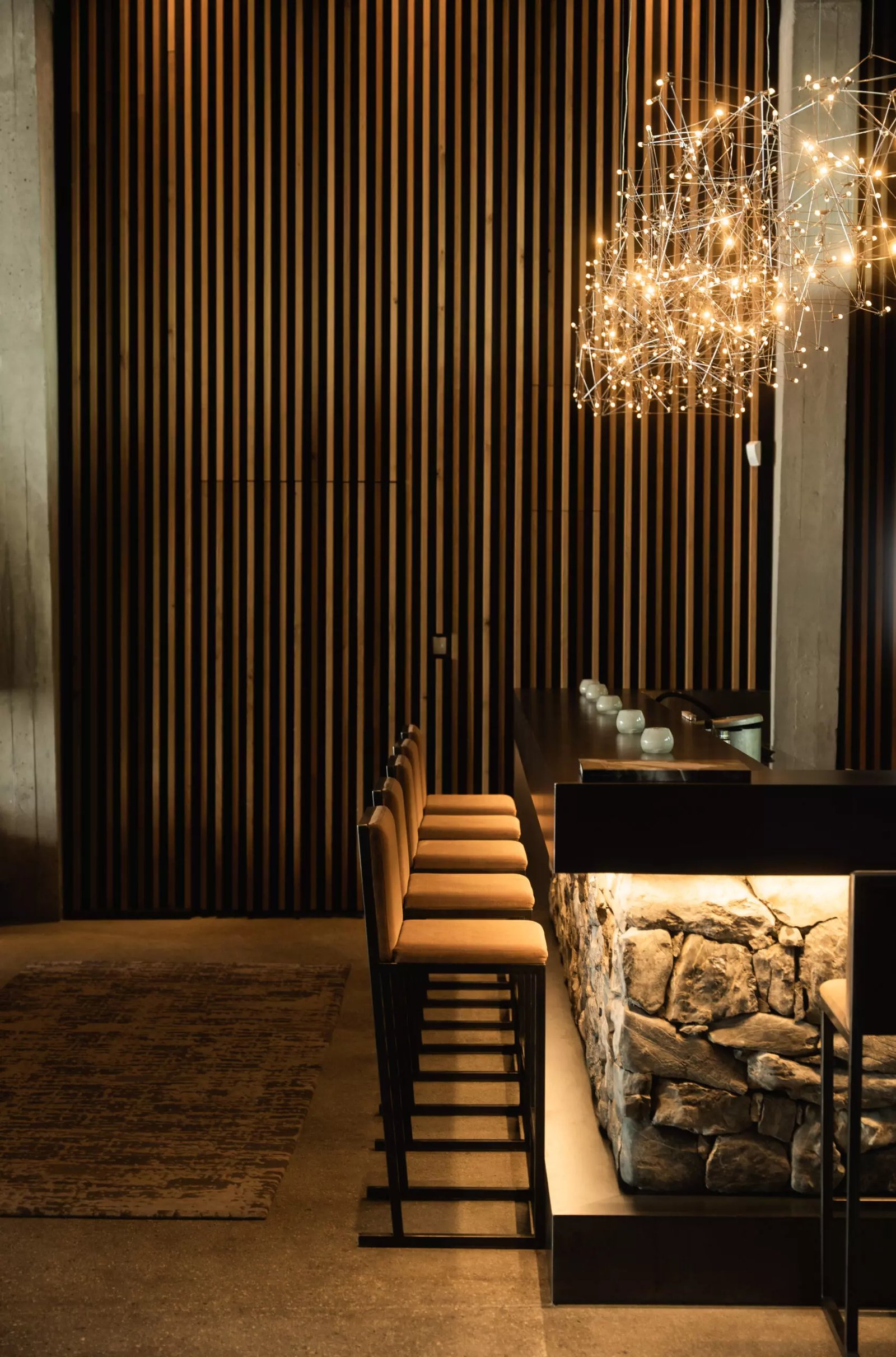 Chetzeron Hotel & Restaurant, bar & fireside lounge