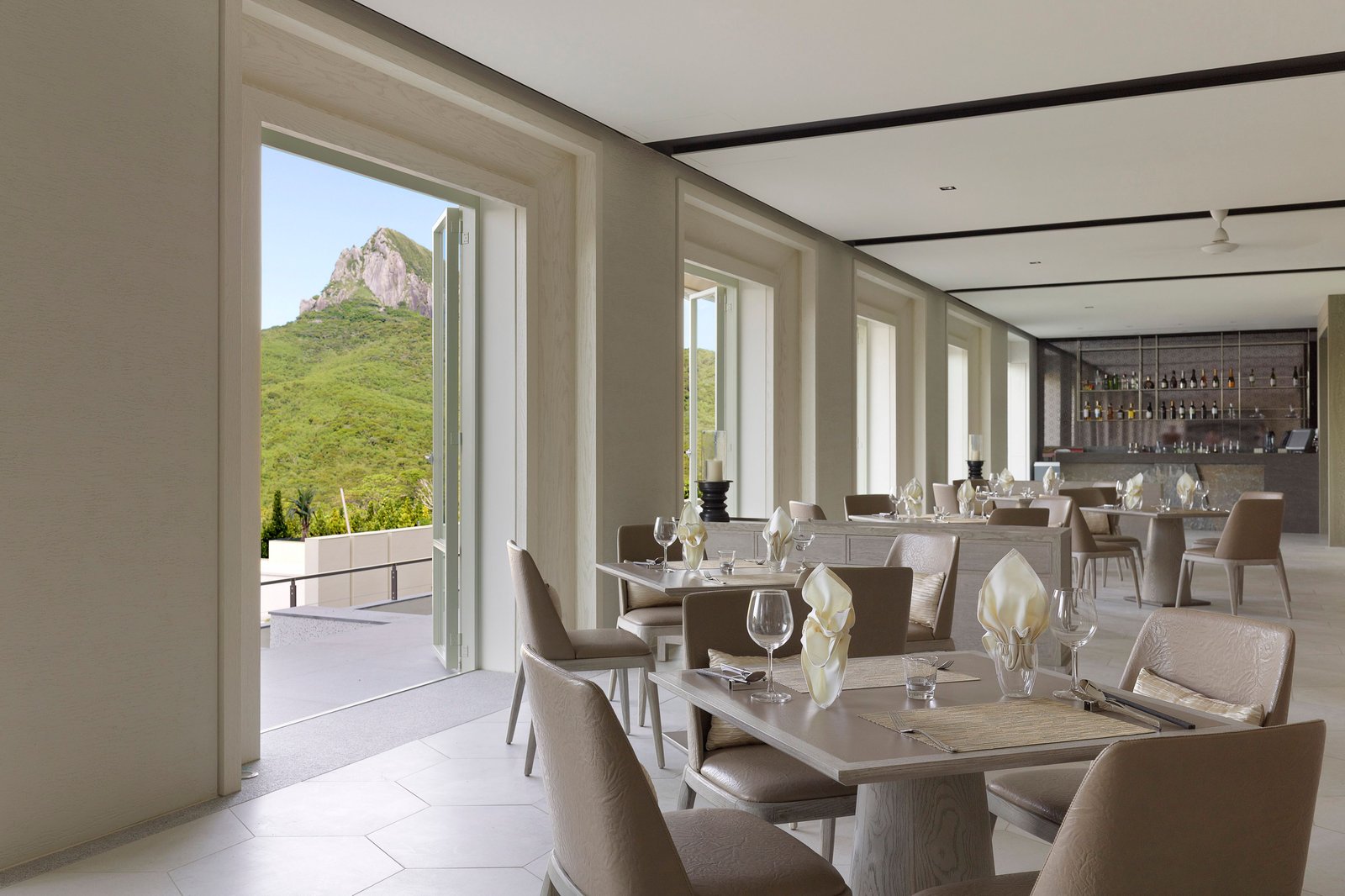 Gloria Manor, mu restaurant