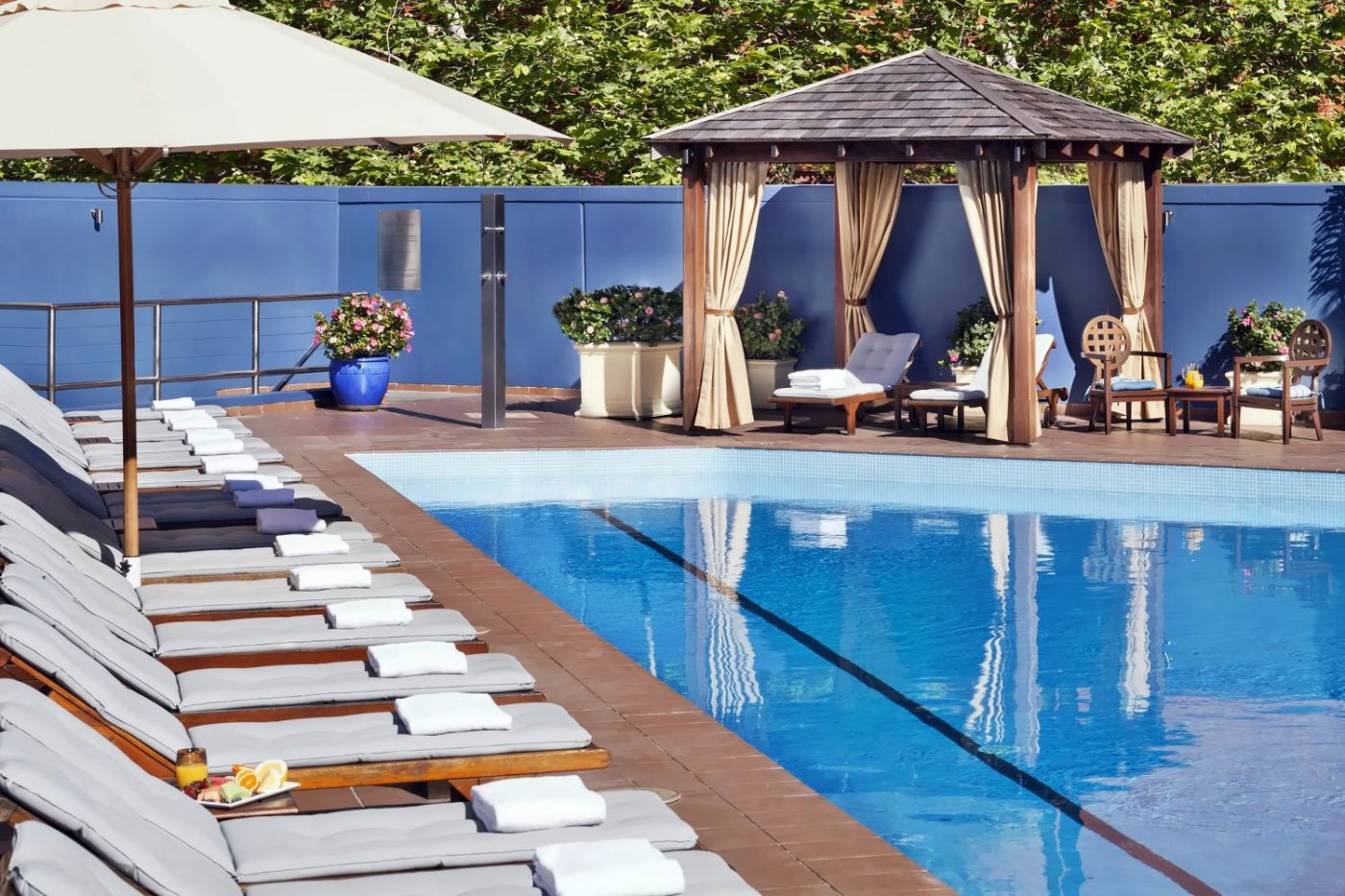 Four Seasons Hotel, the pool