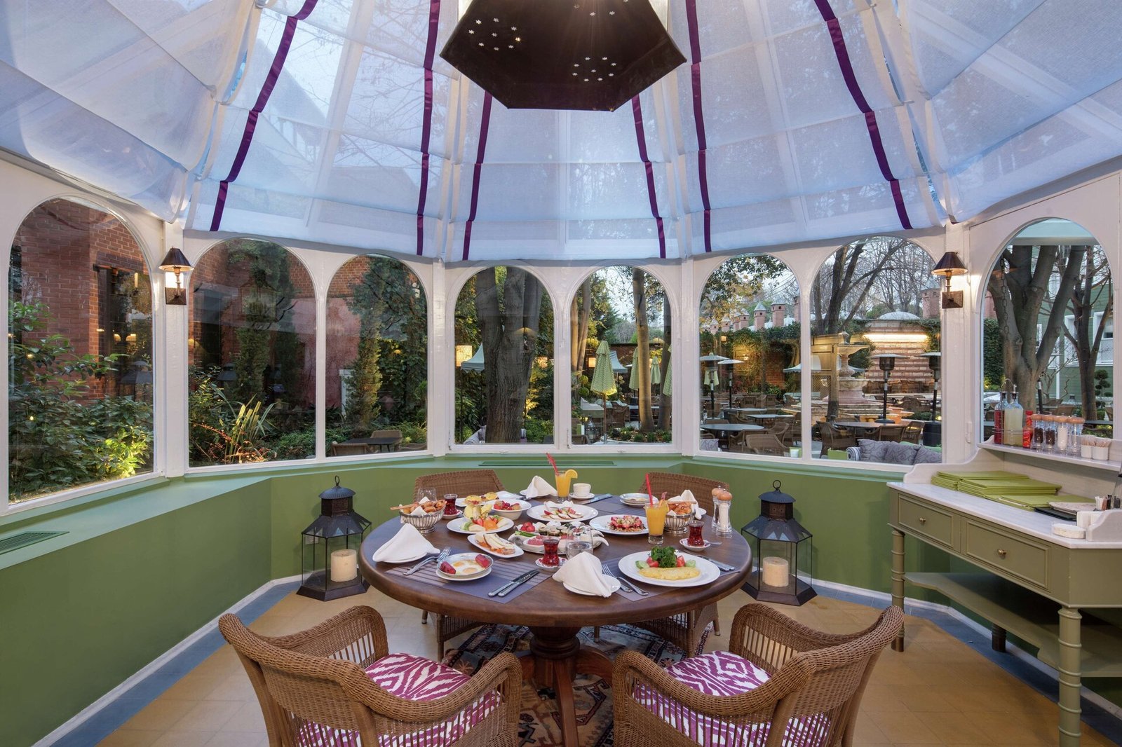 Hagia Sofia Mansions Istanbul, Curio Collection by Hilton, at the table