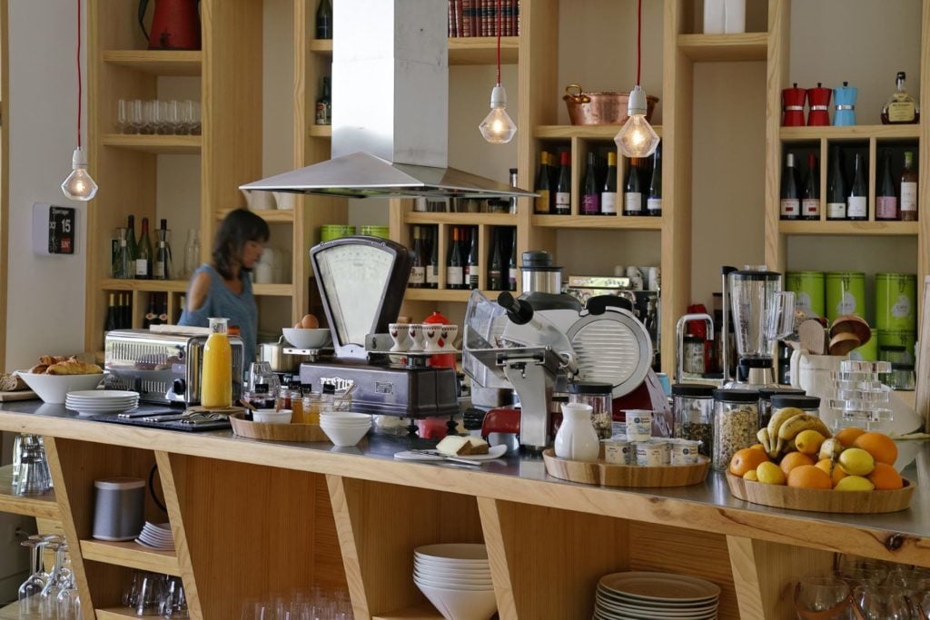 Les échasses, le comptoir