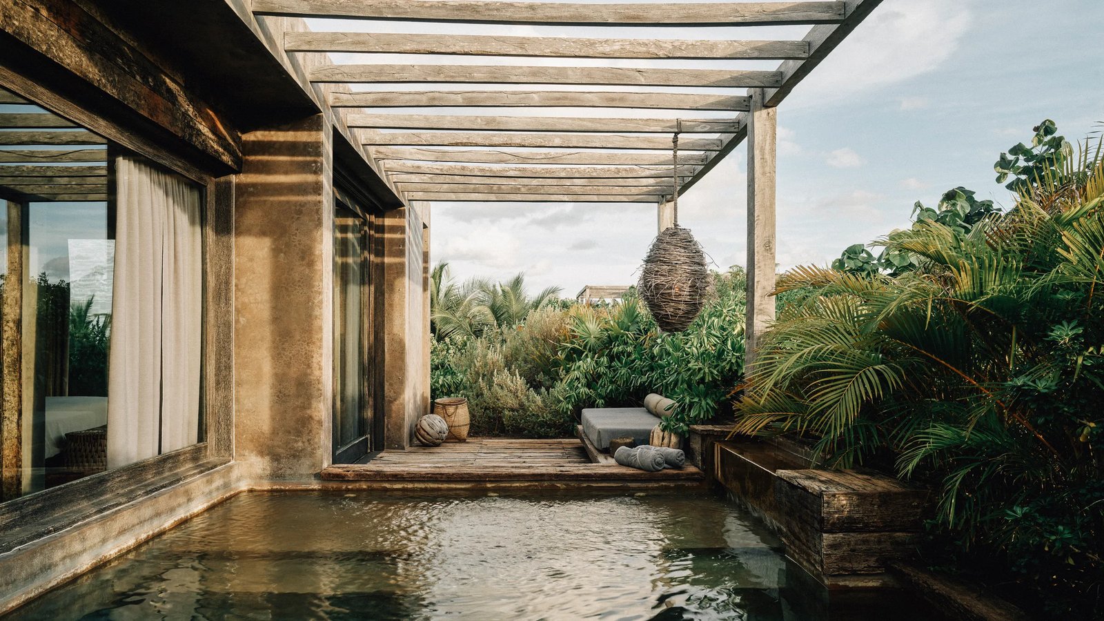 Nômade, the pool