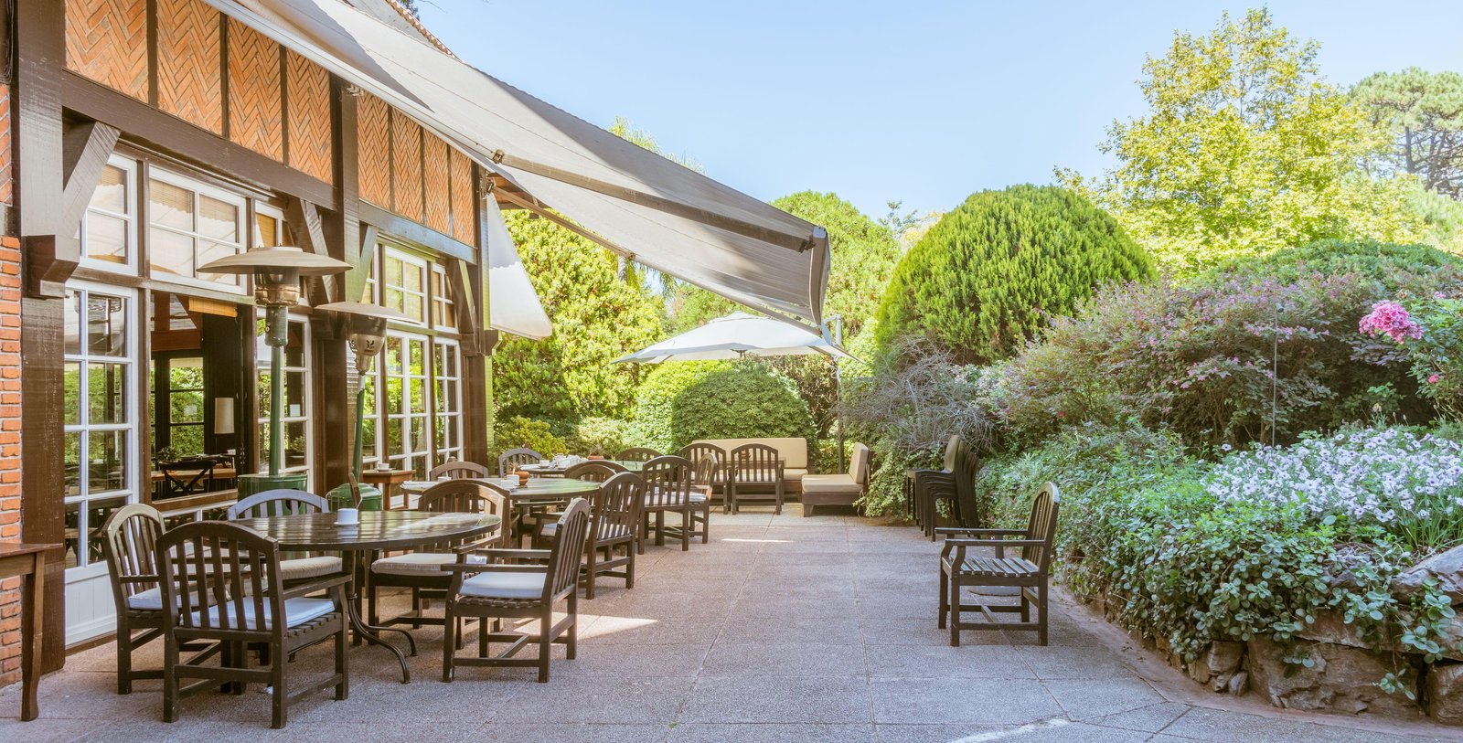 Hotel L'Auberge, at the table