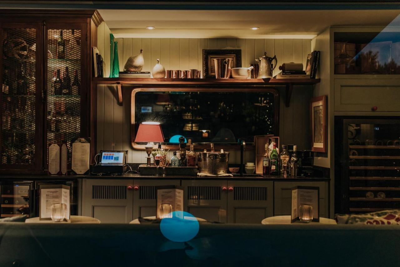 Hotel L'Auberge, at the table