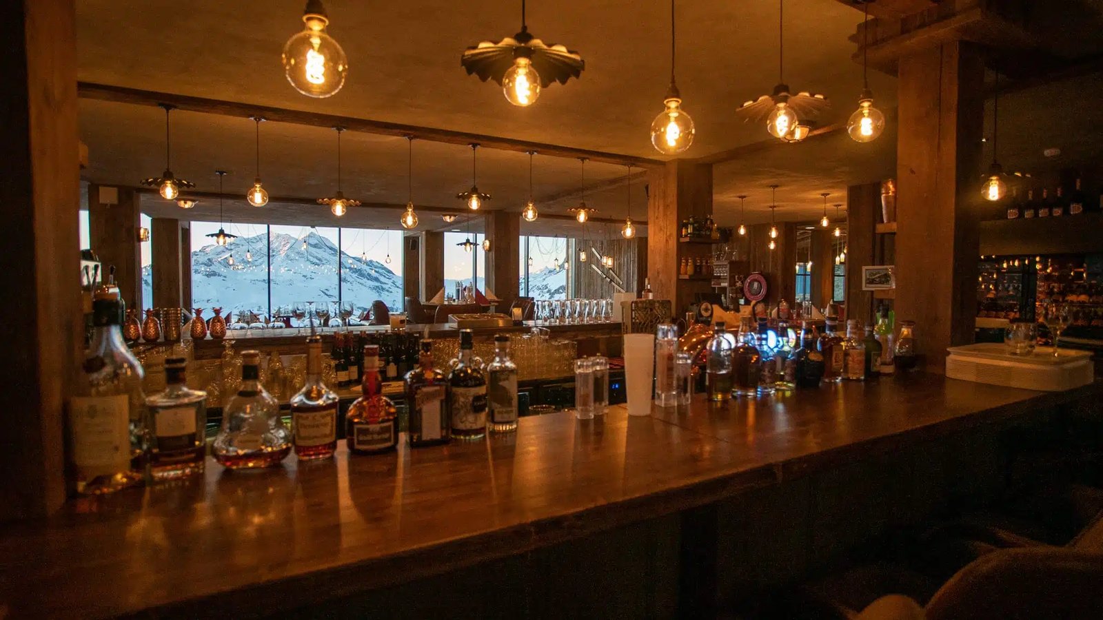 Le Refuge de Solaise, at the table