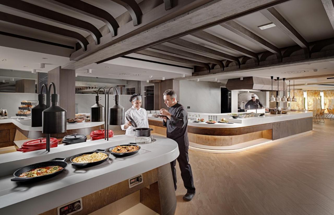 Nautilux Rethymno by Mage Hotels, at the table