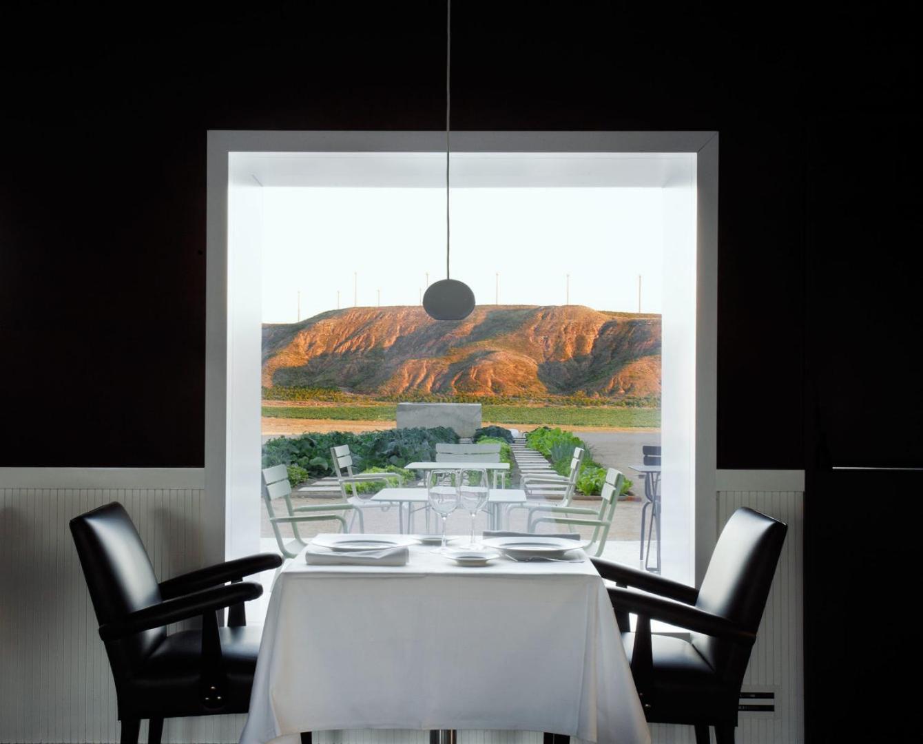 Aire de Bardenas Hotel, at the table