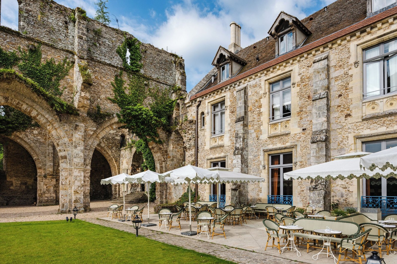 Abbaye des Vaux de Cernay, at the table