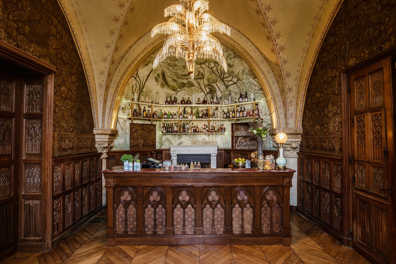 Abbaye des Vaux de Cernay, at the table