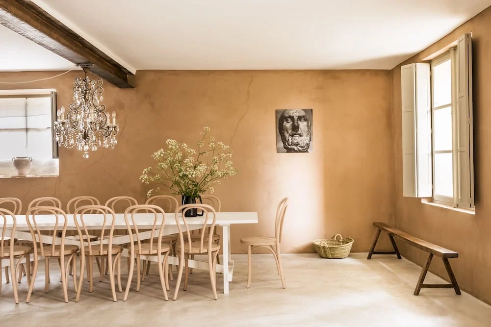 La Manufacture Royale de Lectoure, at the table