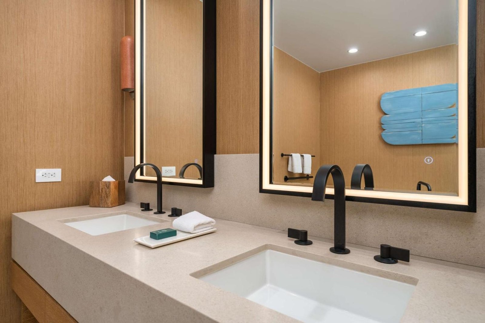 Hilton San Diego Gaslamp Quarter — rooms