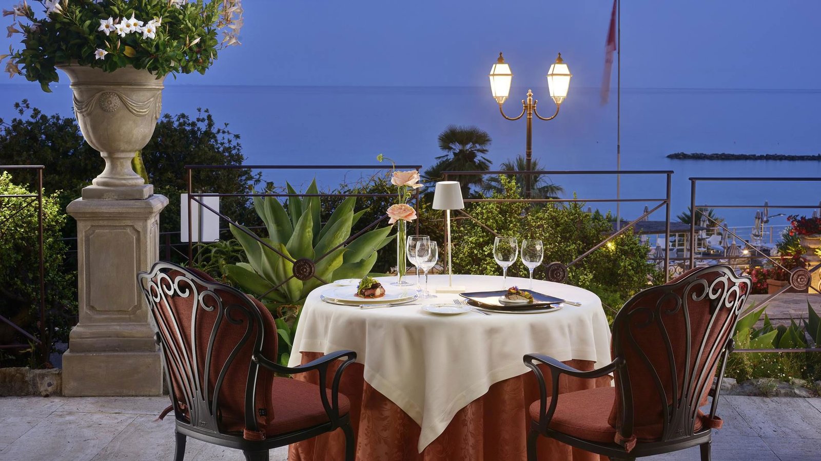 Royal Hotel Sanremo, at the table
