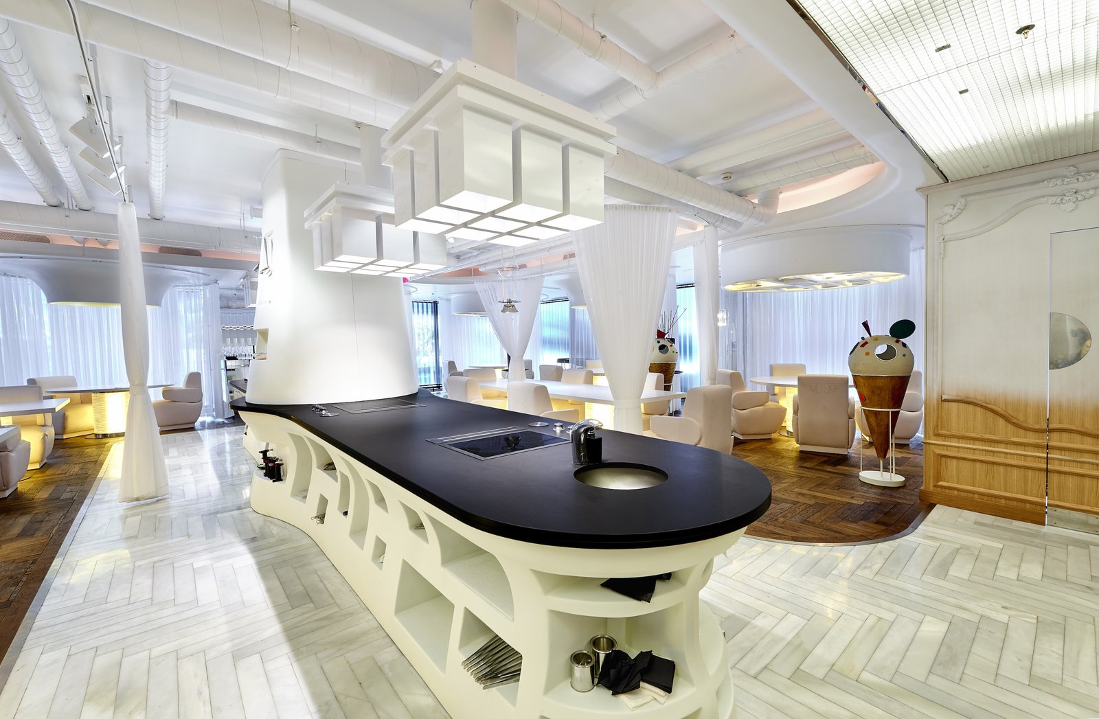 Hotel NH Collection Madrid Eurobuilding, at the table