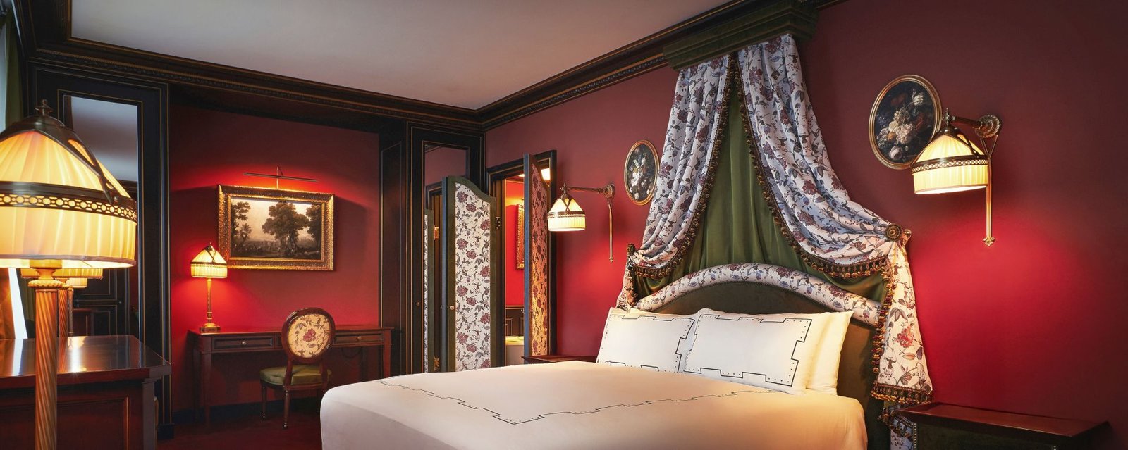 L'Escape Hotel — vibe