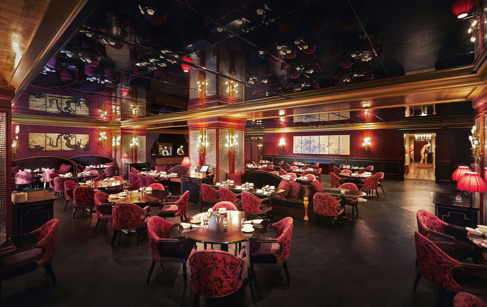 L'Escape Hotel, at the table