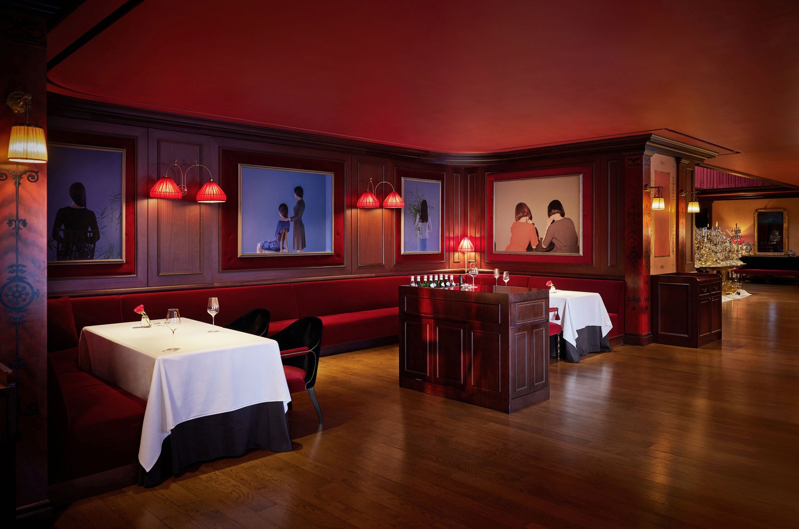 L'Escape Hotel, at the table
