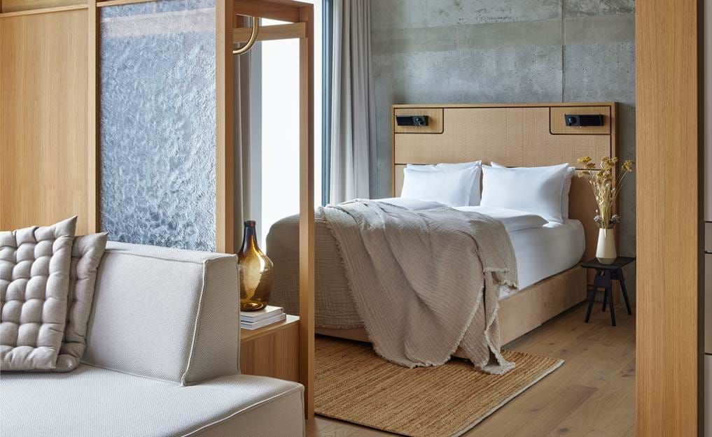 Locke at East Side Gallery, Friedrichshain