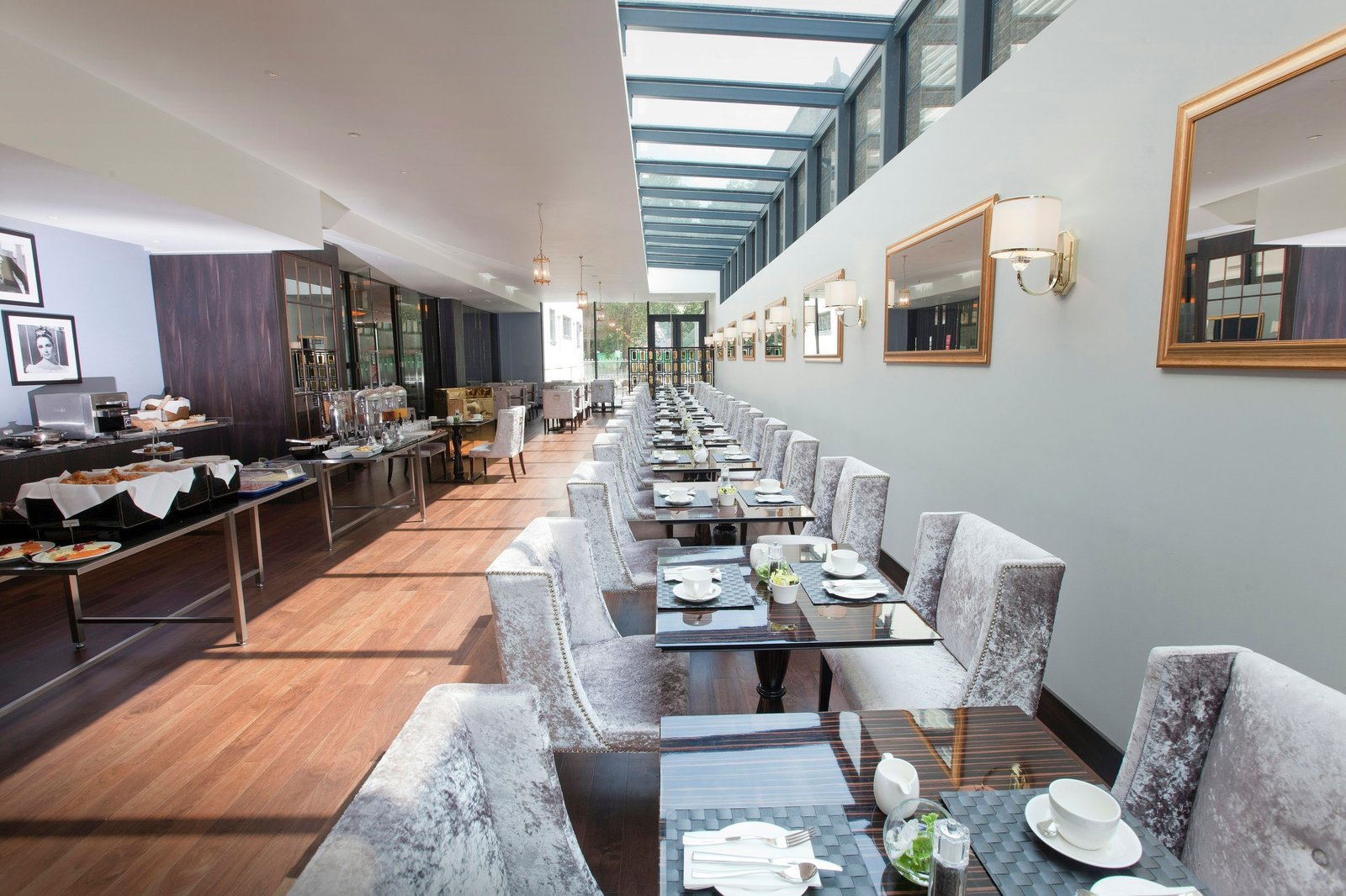 Dorsett Shepherds Bush, London, at the table