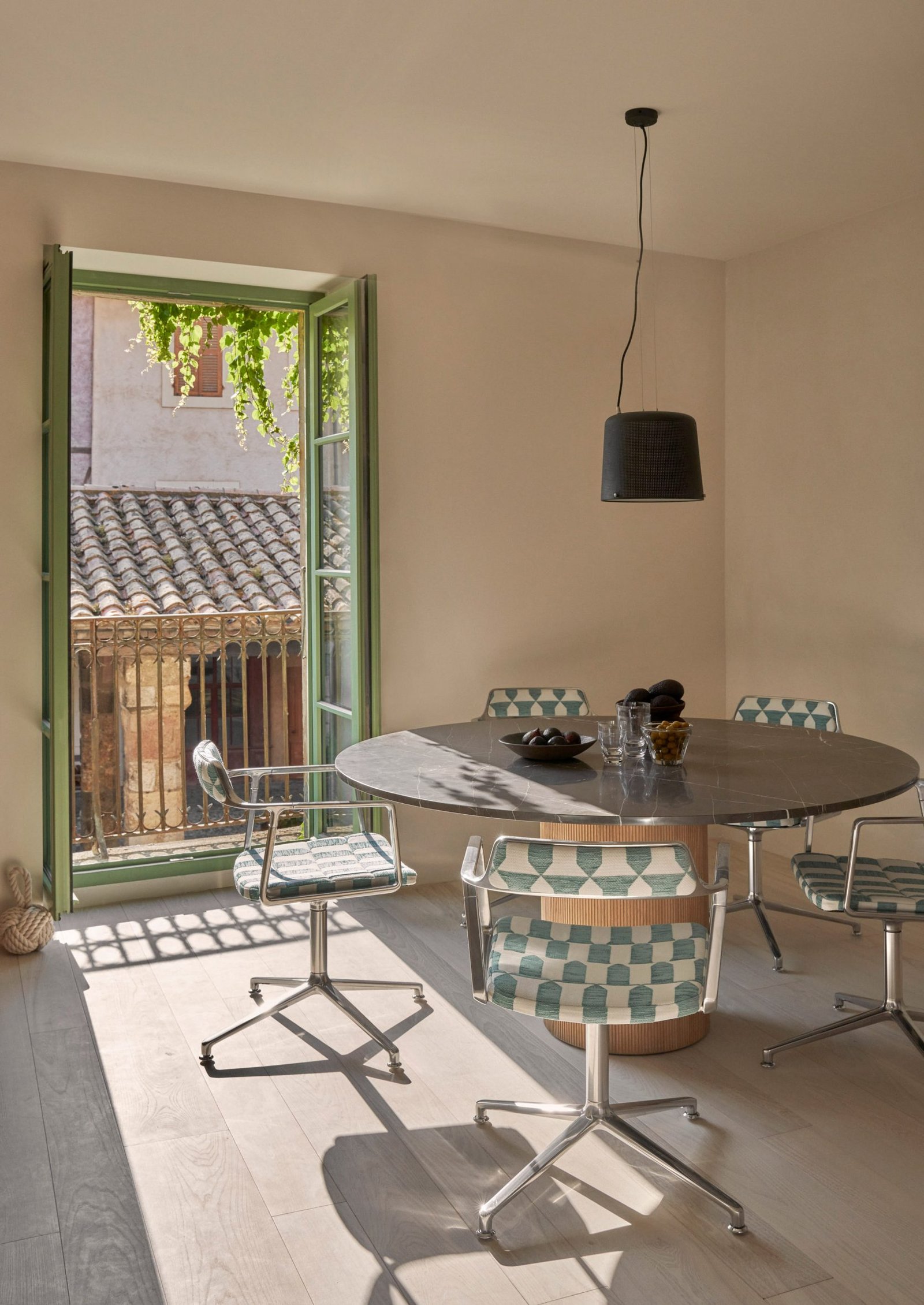 VIPP Townhouse Lagrasse, at the table