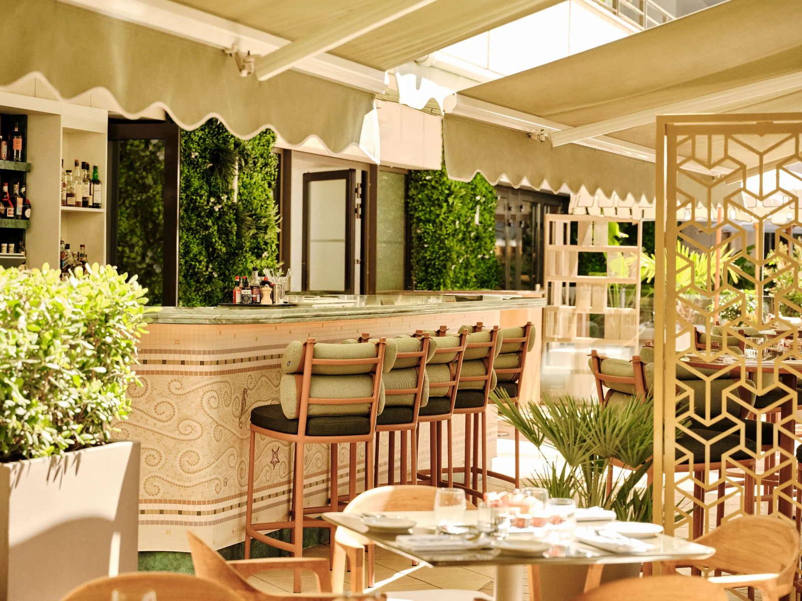 Hôtel Palais de la Méditerranée - The Unbound Collection by Hyatt, at the table