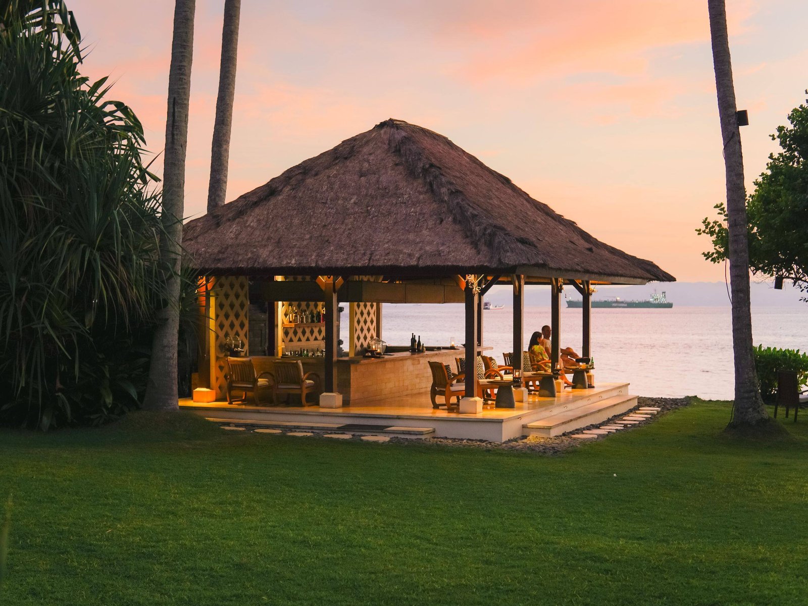 Alila Manggis, ocean bar