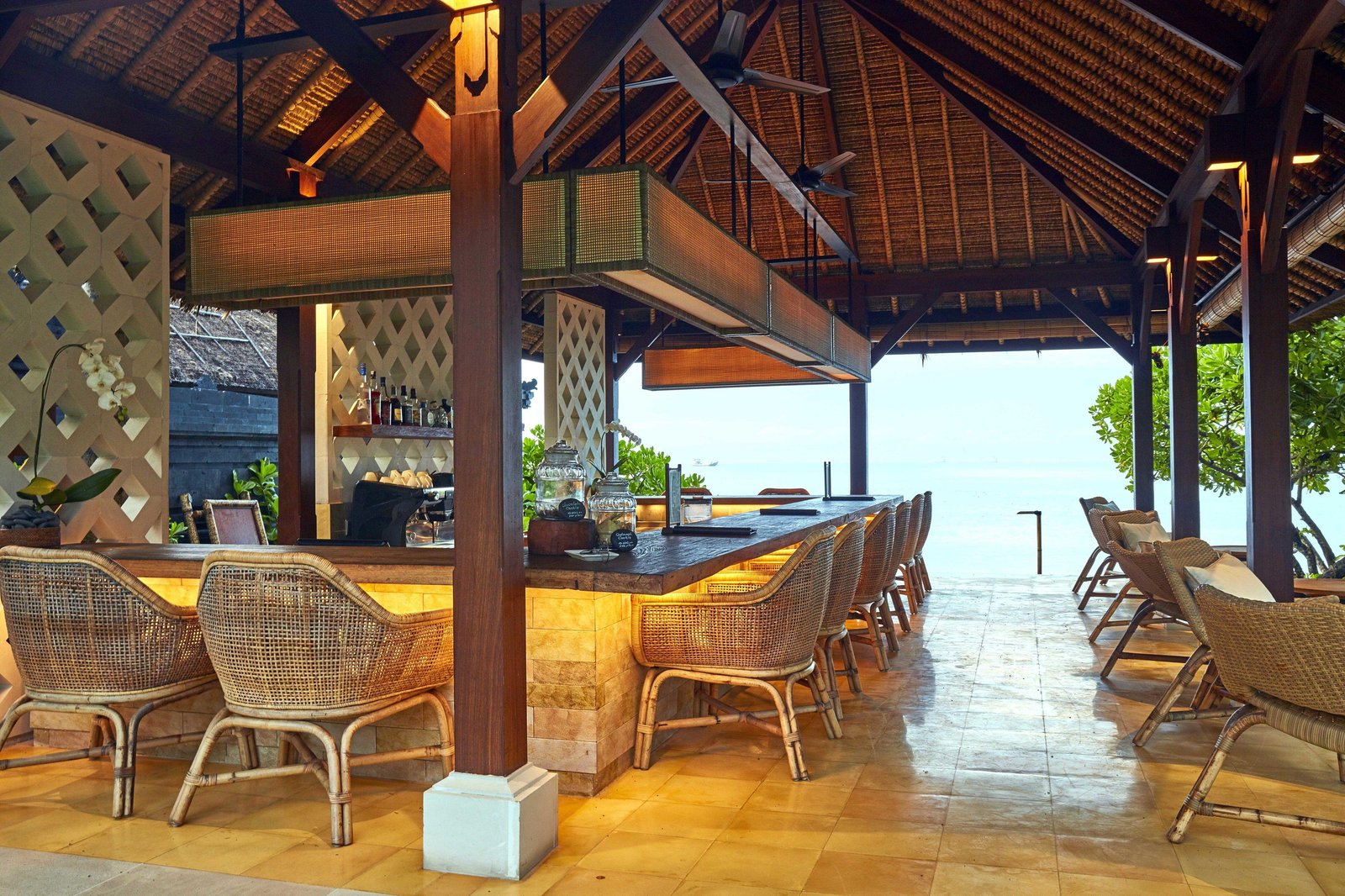 Alila Manggis, ocean bar