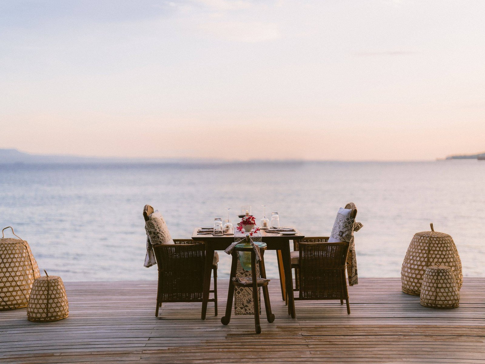 Alila Manggis, at the table