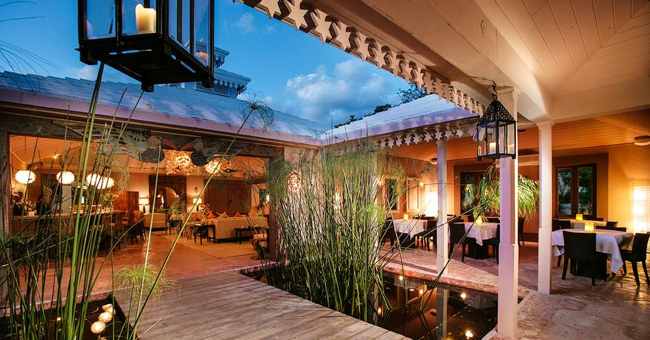 Pink Sands Resort, blue bar & kitchen