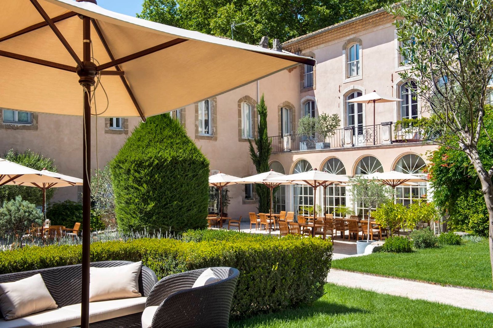 Château de Massillan, at the table