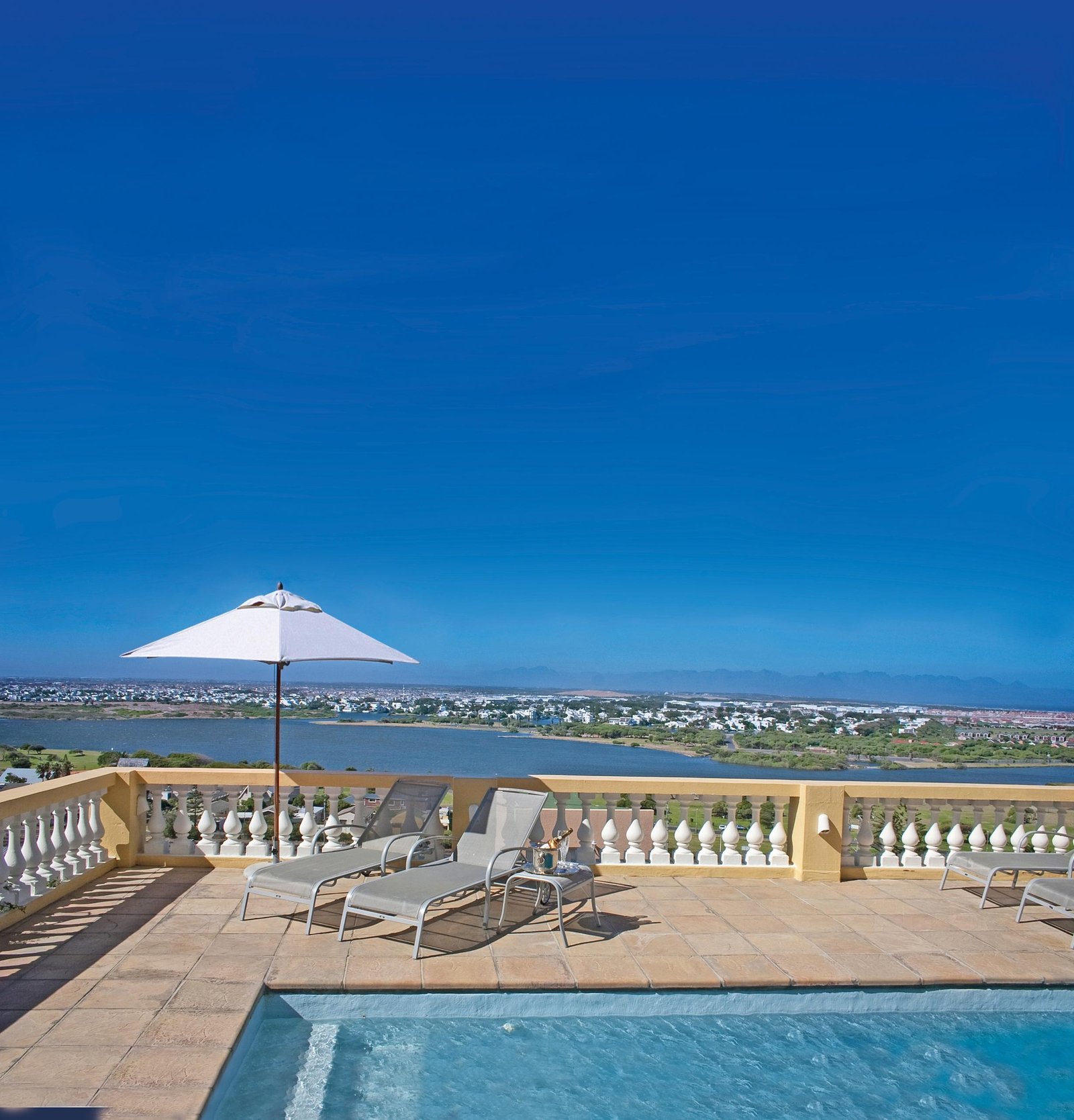 Colona Castle, the pool