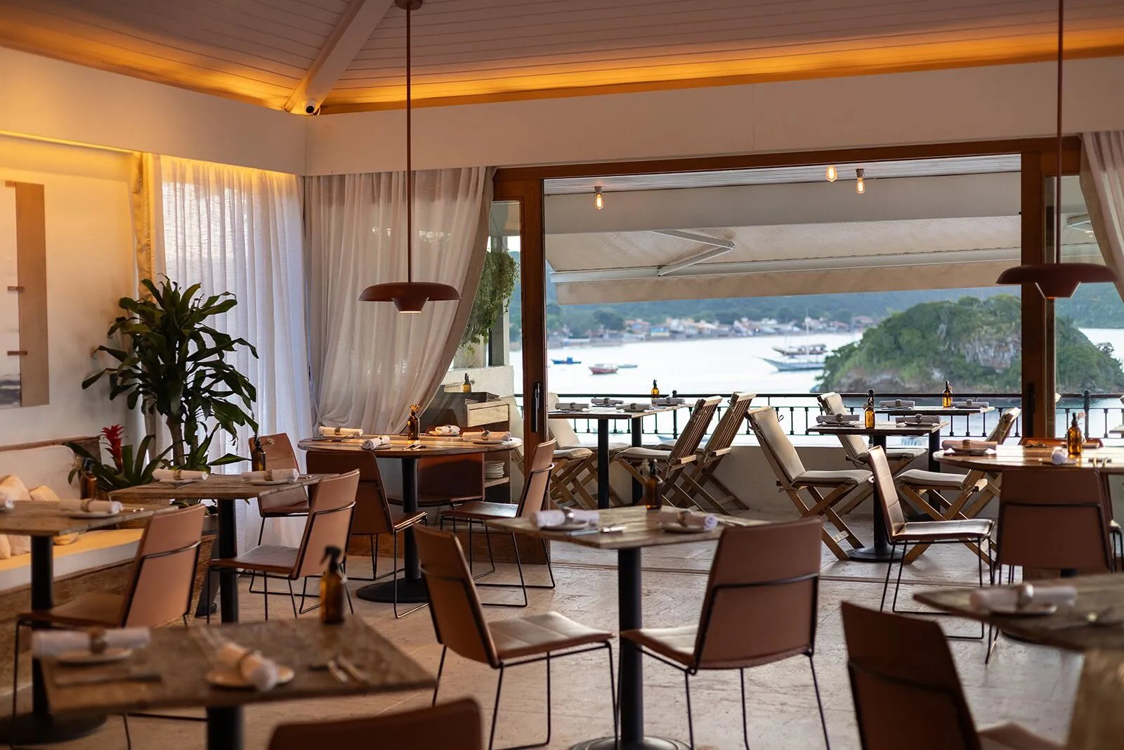 Casas Brancas Boutique Hotel & Spa, at the table