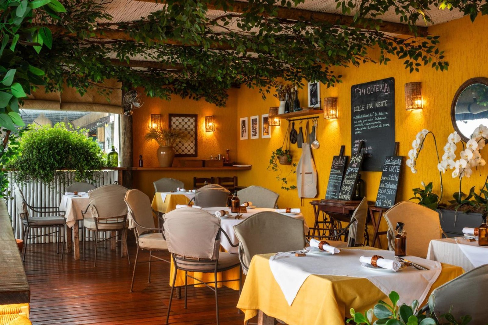 Casas Brancas Boutique Hotel & Spa, at the table
