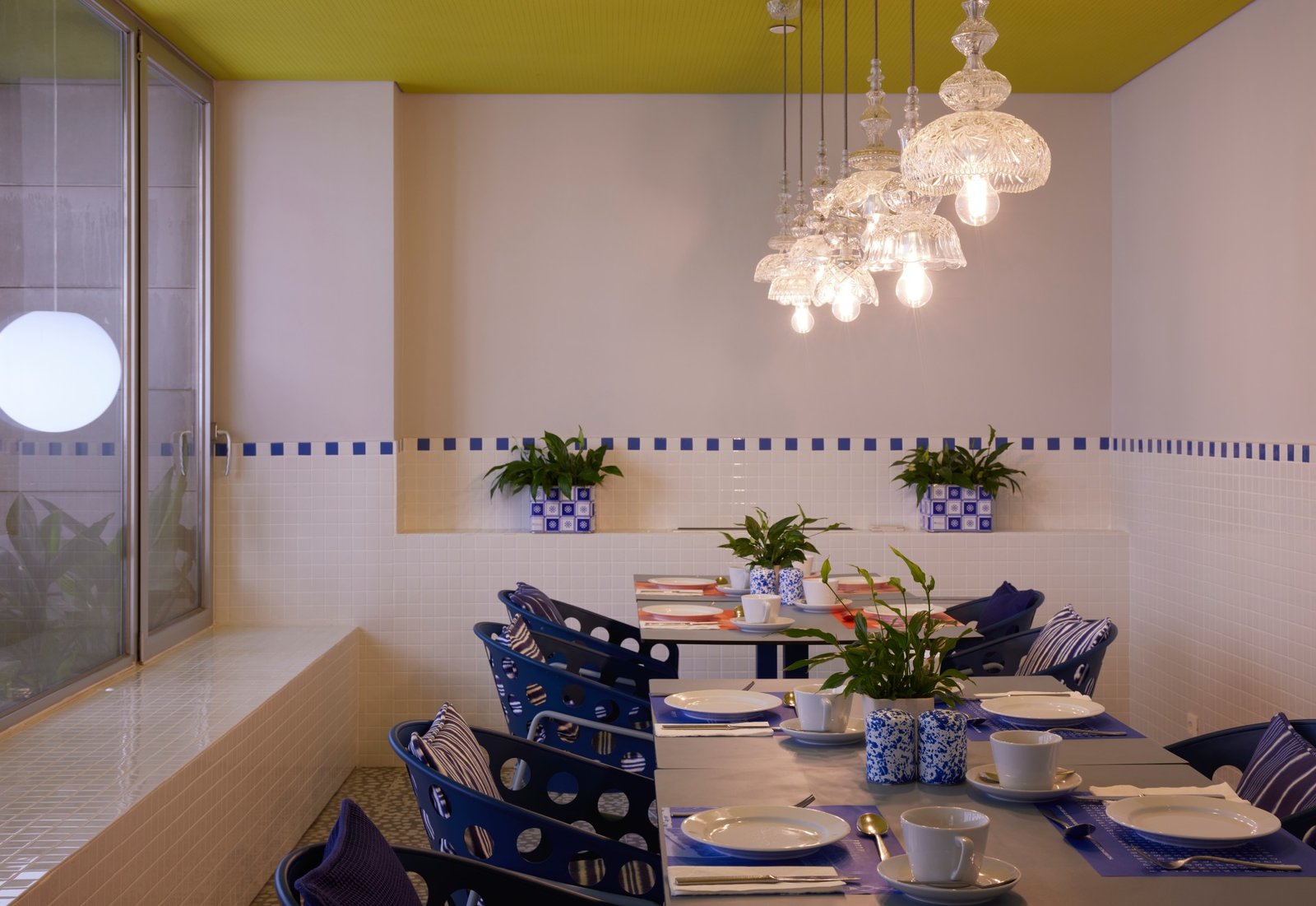 Fresh Hotel, at the table