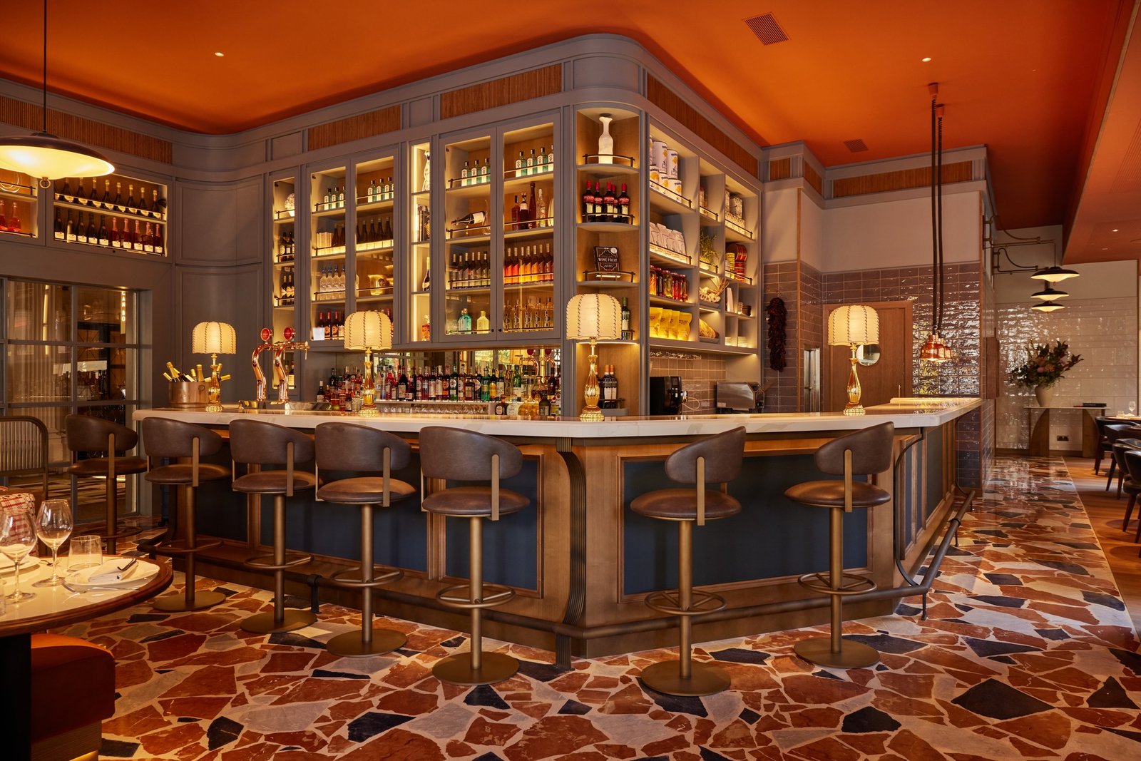 Grand Hotel Central, can bo