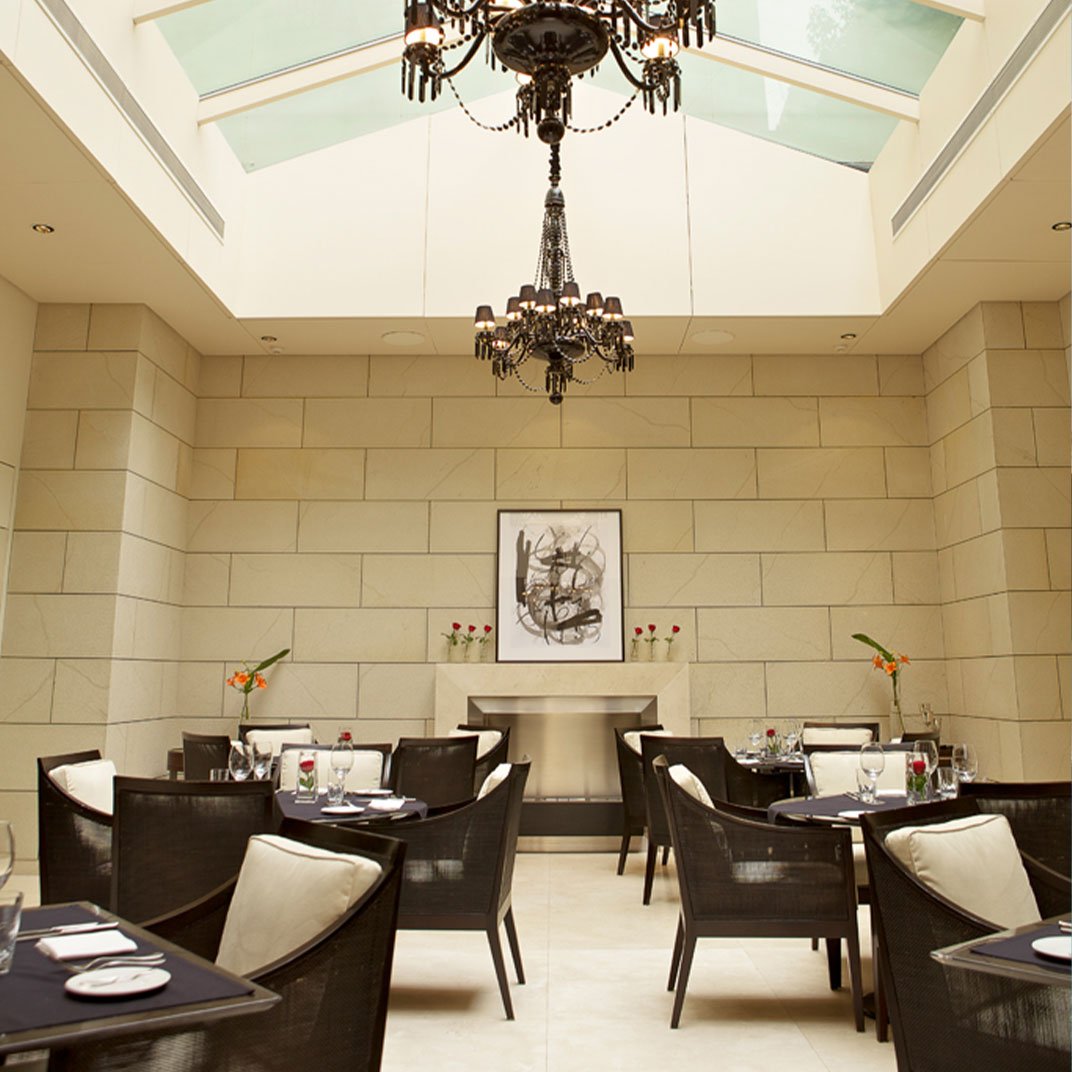 Algodon Mansion, at the table